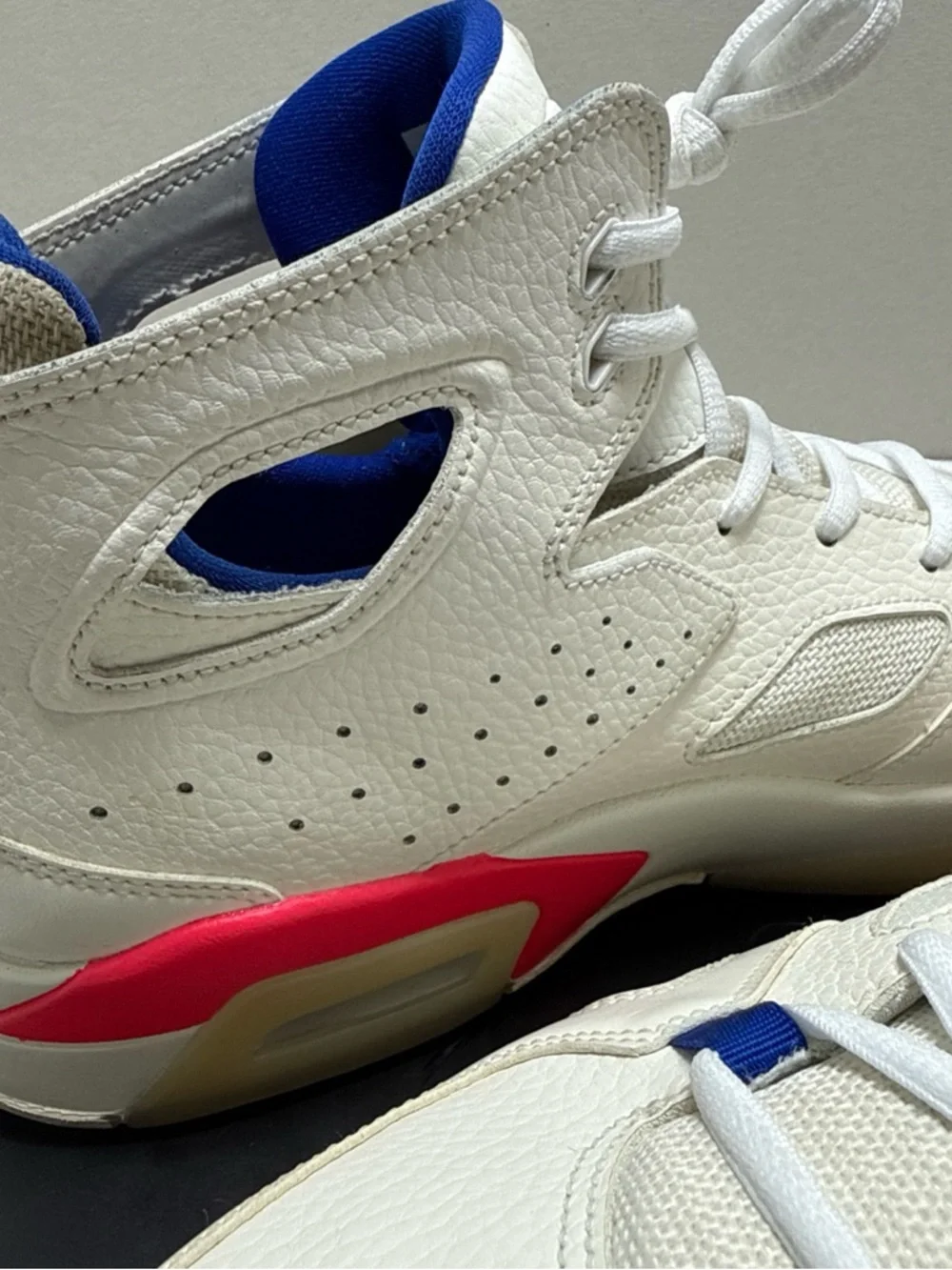 Nike 555475-125 as close
